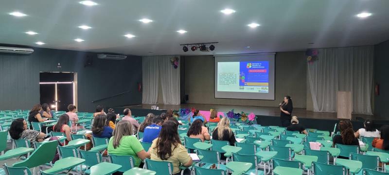 Profissionais na Orientação Educacional da Semed participam de reunião formativa