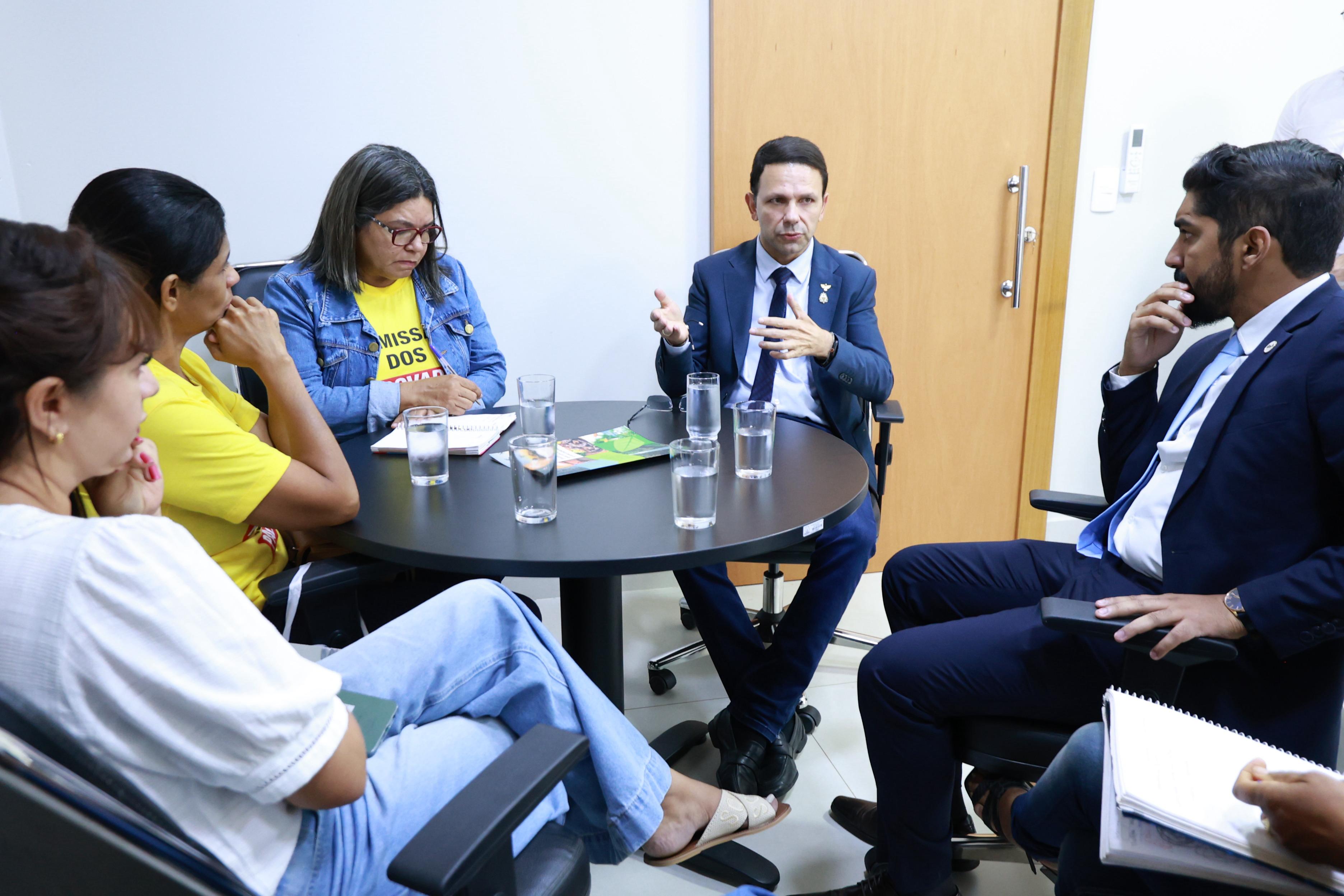 Reunião com representantes da comissão do cadastro de reserva do concurso da Educação 