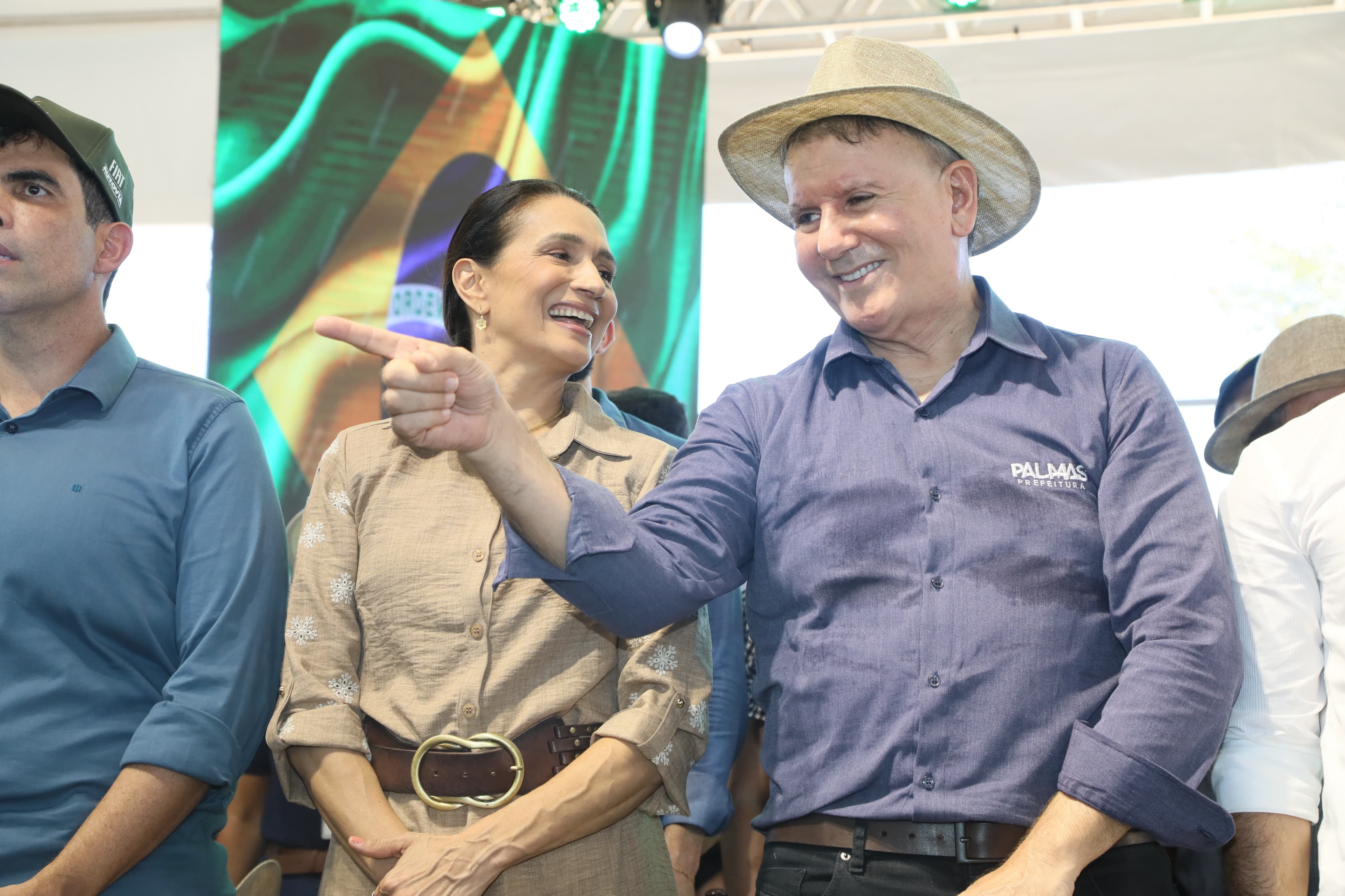 Ao lado do prefeito Eduardo Siqueira Campos, primeira-dama e secretária de Ação Social participa da solenidade de abertura da Agrotins 2025