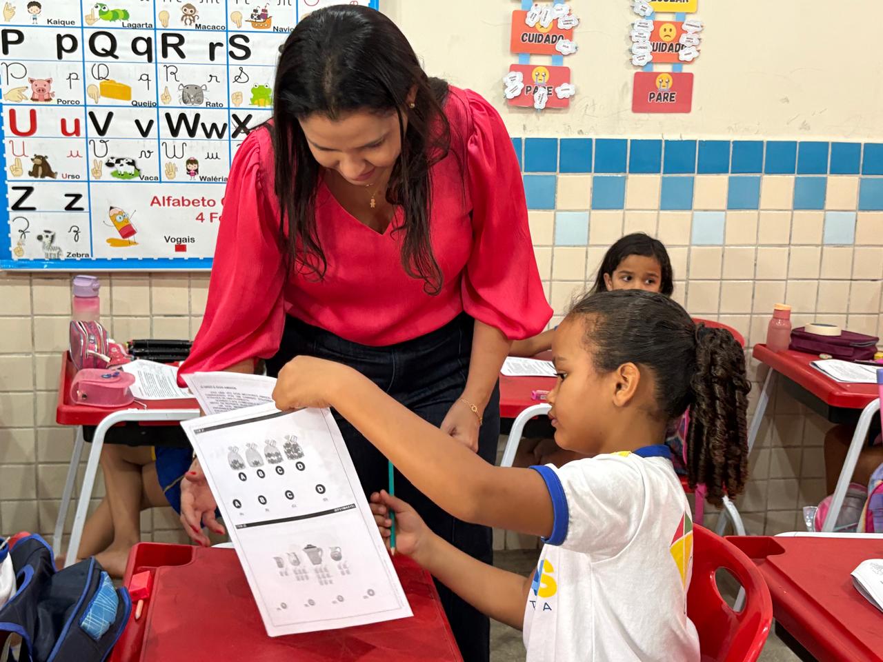Para acompanhar de perto o início da realização das avaliações, a secretária da Educação de Palmas, Anice Moura, visitou várias escolas durante toda a manhã