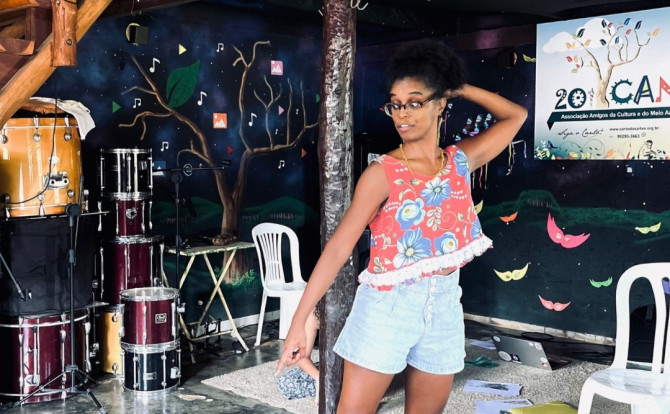 A peça ‘A ciranda das quebradeiras’ homenageia as quebradeiras de coco babaçu a partir da palhaçada,  da poesia e da brincadeira