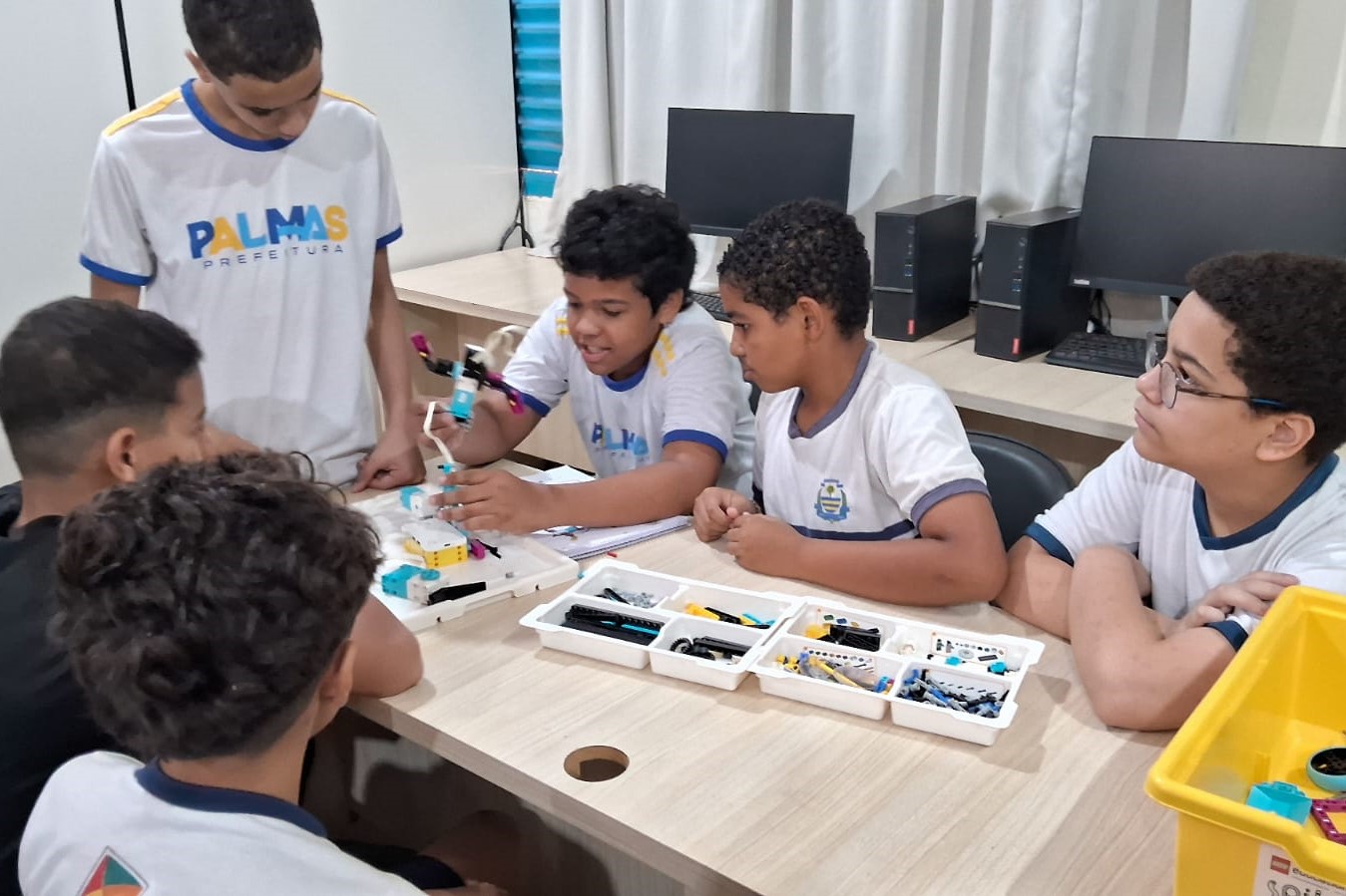 Alunos da Escola Municipal Antônio Gonçalves de Carvalho Filho participam de oficina de robótica