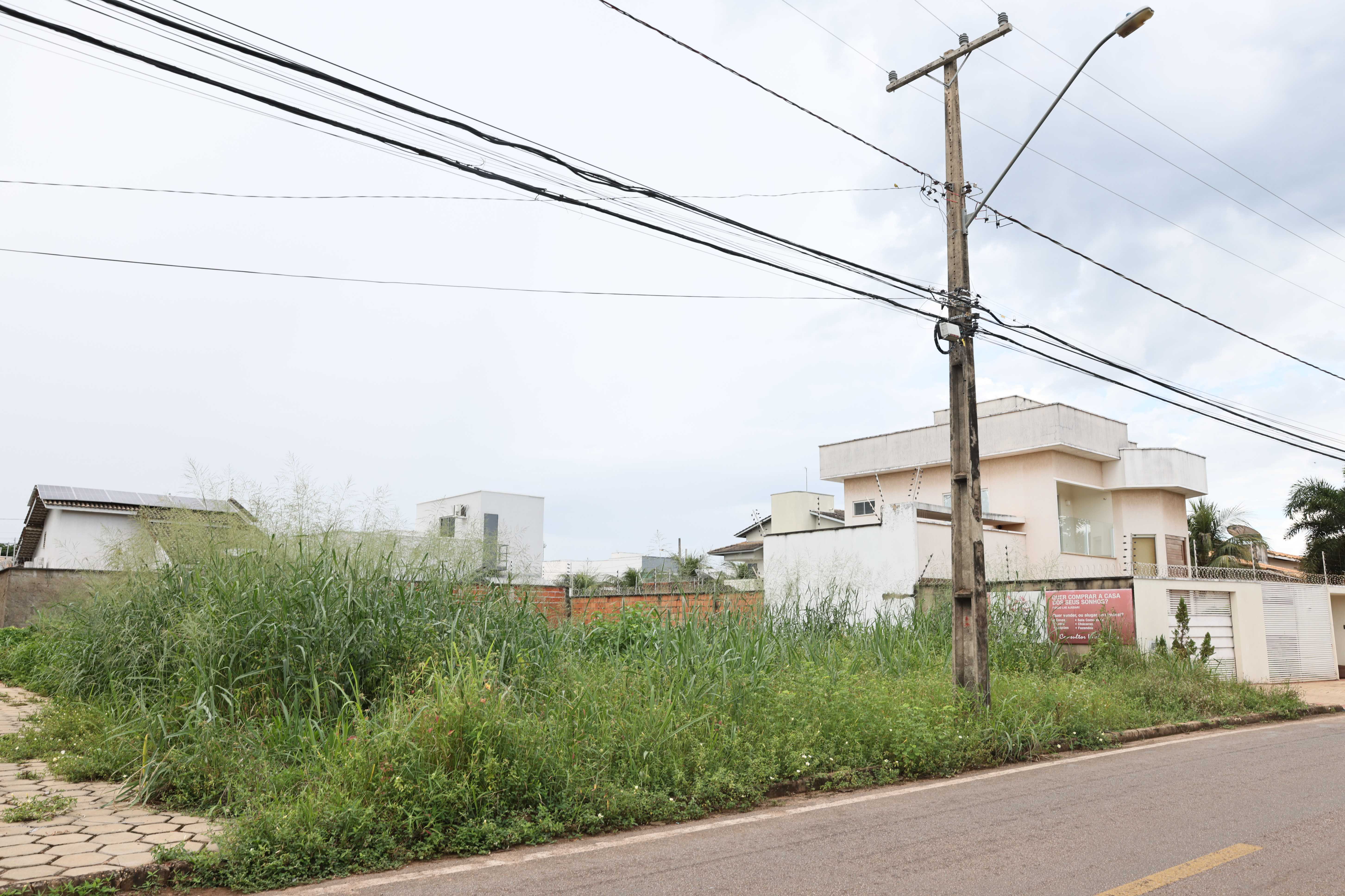 Fiscais de obras e posturas vão  identificar os terrenos com mato alto e entulhos e os proprietários serão notificados para efetuarem a limpeza, caso não façam, além da emissão de multa, a Prefeitura irá acionar as empresas credenciadas para realizarem o serviço e os custos serão enviados ao dono do imóvel