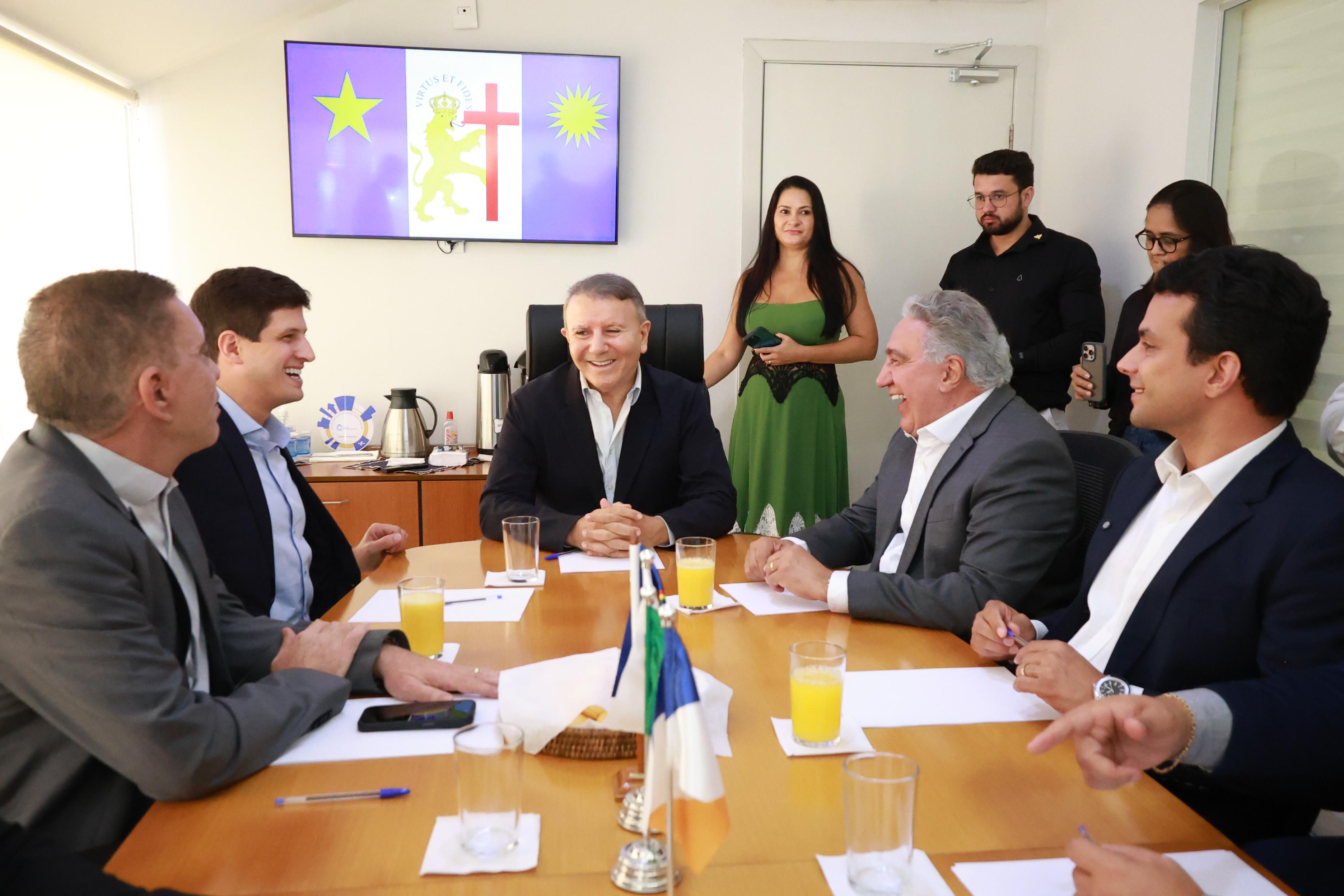 Encontro ocorreu no gabinete do prefeito de Palmas e contou com presença de autoridades nacionais e estaduais