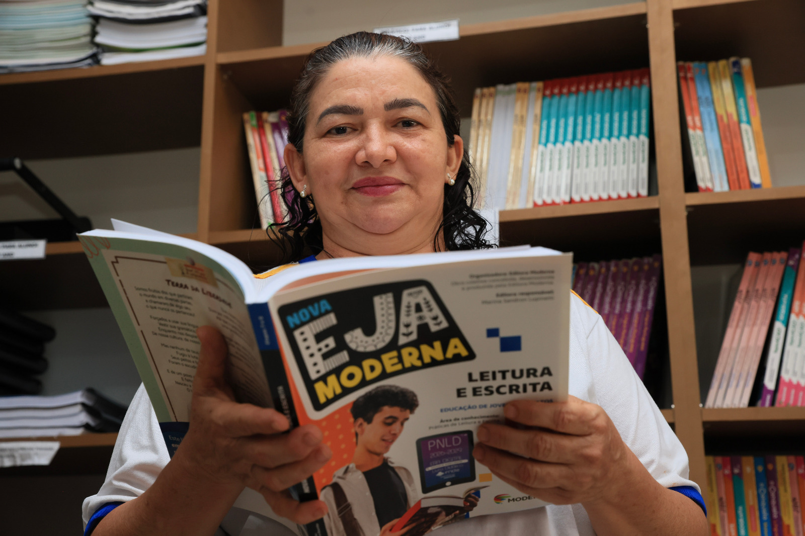 Ana Lúcia Carvalho de Aguiar comemora a conquista de ler pequenas palavras