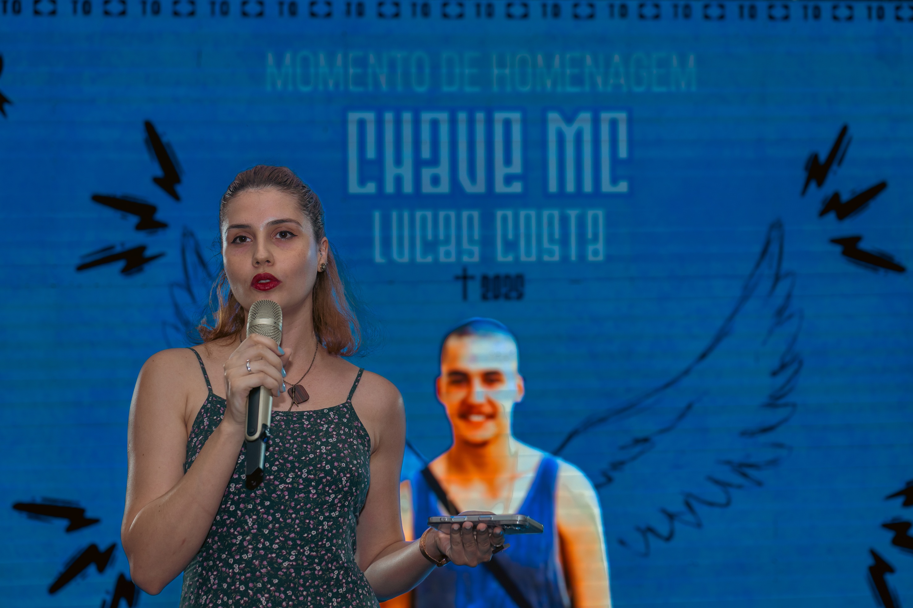 A irmã do MC Chave, Bianca Costa, recitou um poema em homenagem ao seu irmão, que deu nome ao palco do Estadual.