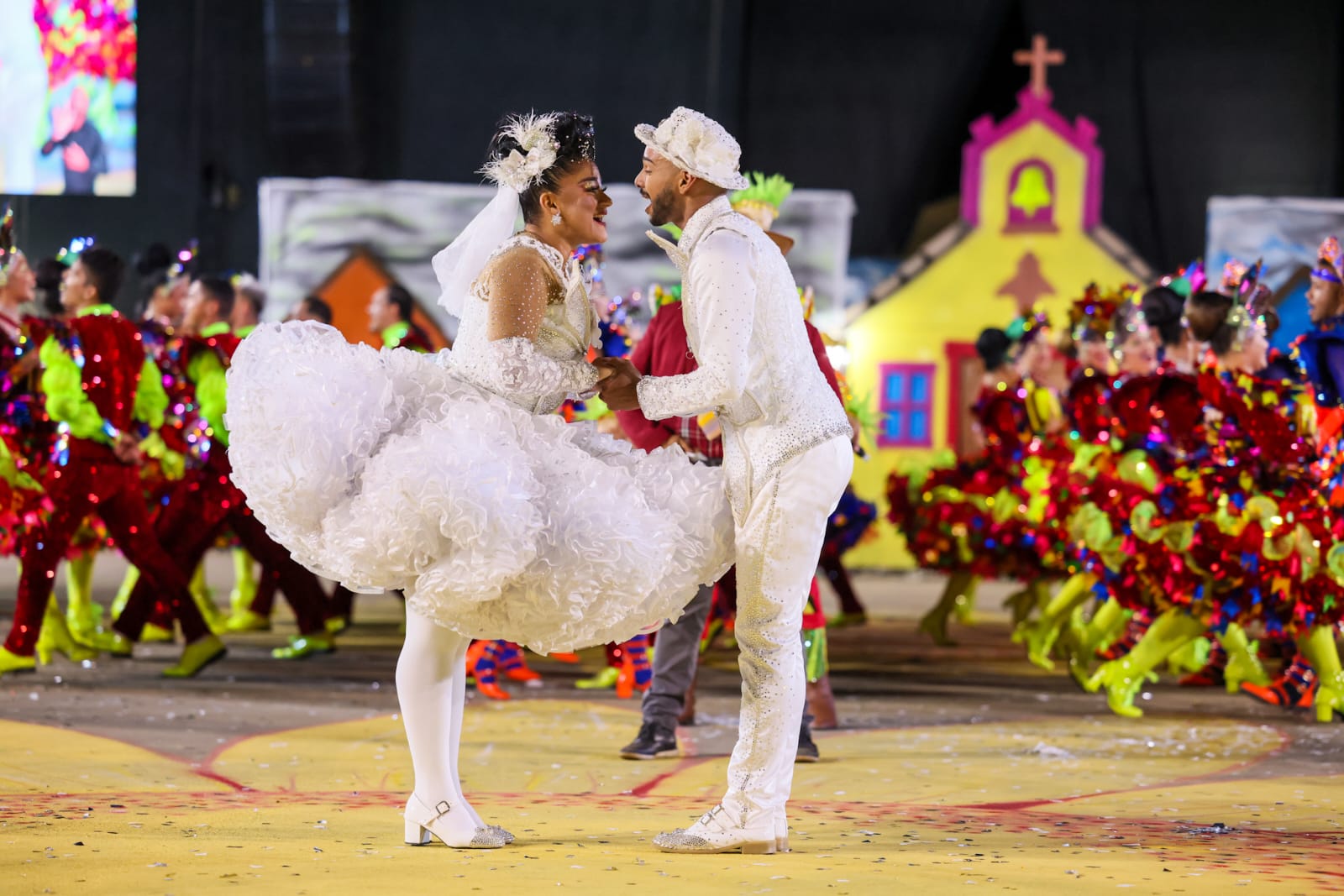 Noivos da Junina Cafundó do Brejo em apresentação na quarta noite de Arraiá