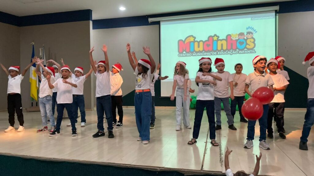 Crianças do Cmei Miudinhos encantaram público com canções natalinas