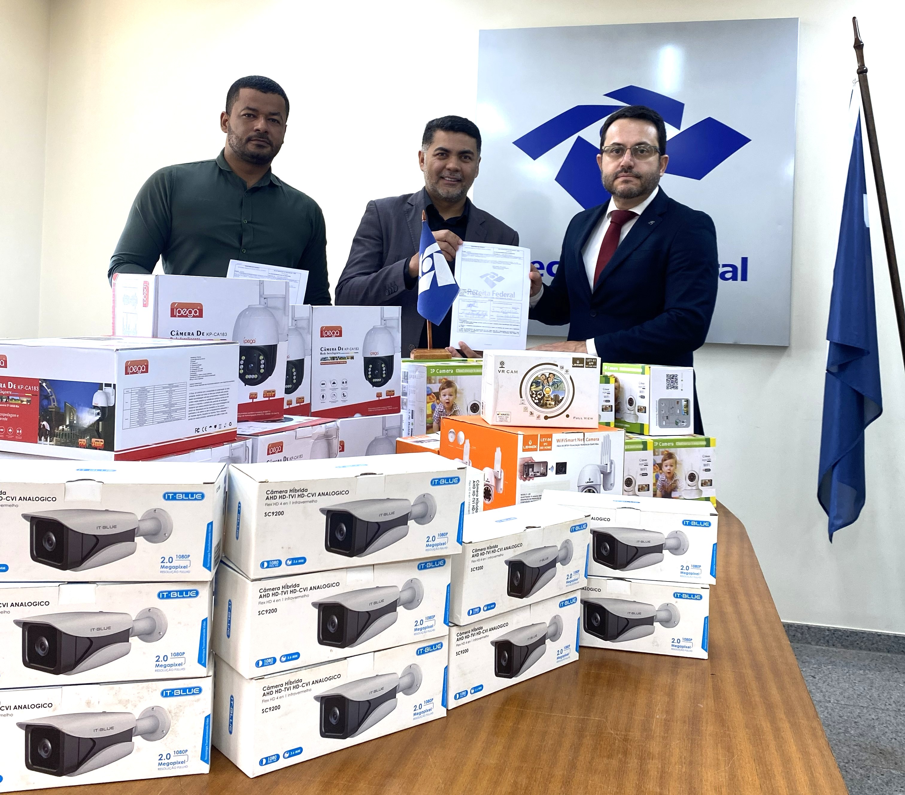 Educação de Palmas reforça segurança na ETI Luiz Rodrigues e no Cmei Araras com câmeras doadas pela Receita Federal