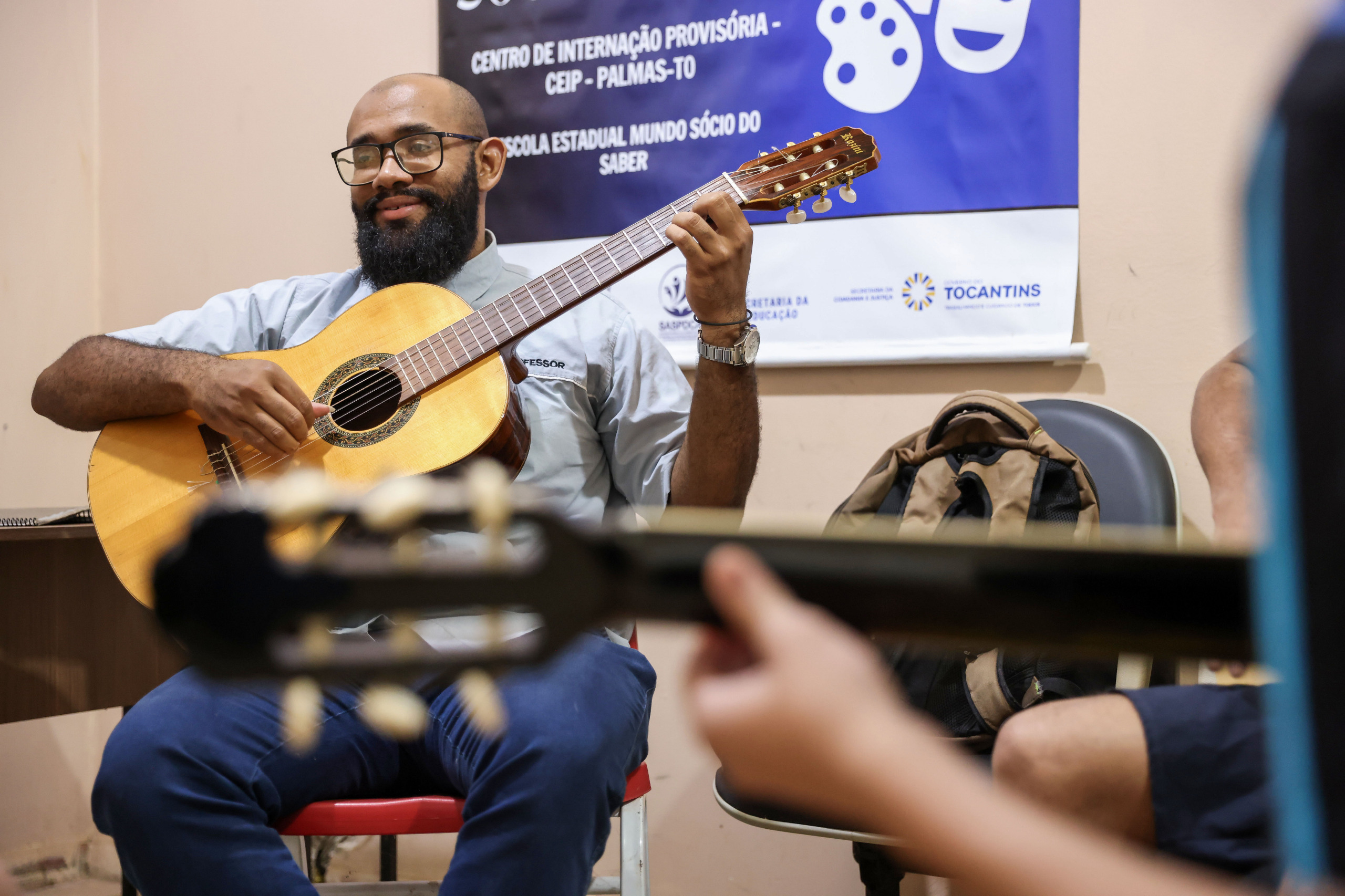 Professor Isaac durante oficina de violâo