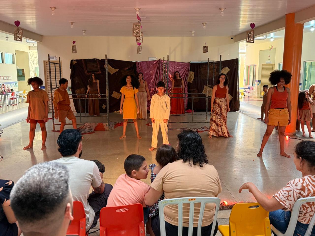 Elenco da peça é formado por crianças e adolescentes da comunidade local