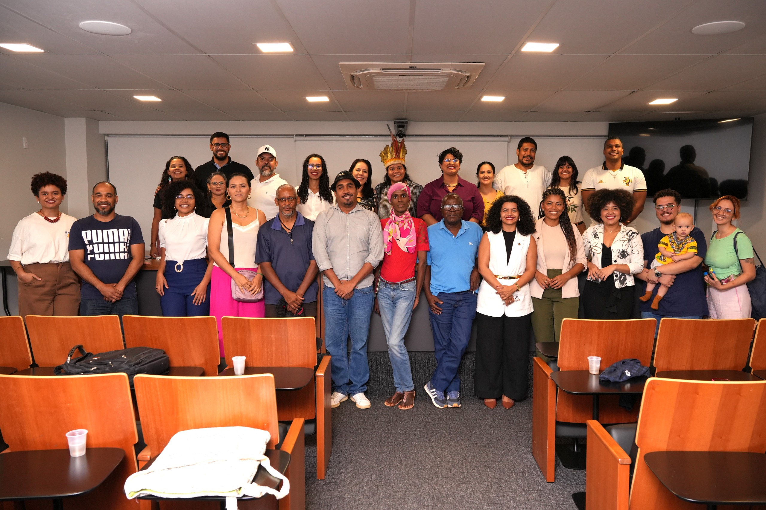 No dia 14 de março, o Plenarinho da Câmara recebeu representantes de grupos sociais para debater a minuta do PL que regulamenta cotas em Palmas, juntamente com a DPE