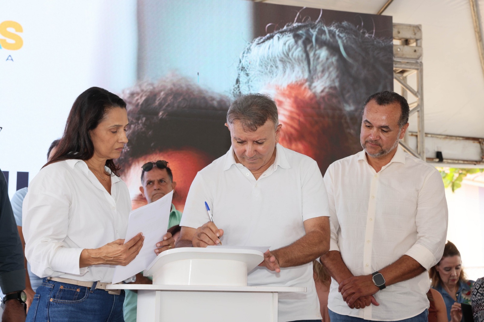 Prefeito Eduardo Siqueira autoriza construção de duas pontes em concreto no setor Morada do Sol