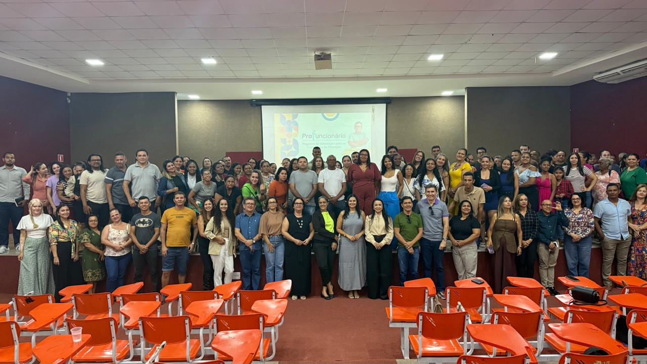 Aula inaugural reuniu profissionais como técnicos administrativos educacionais, agentes administrativos, merendeiras e vigias
