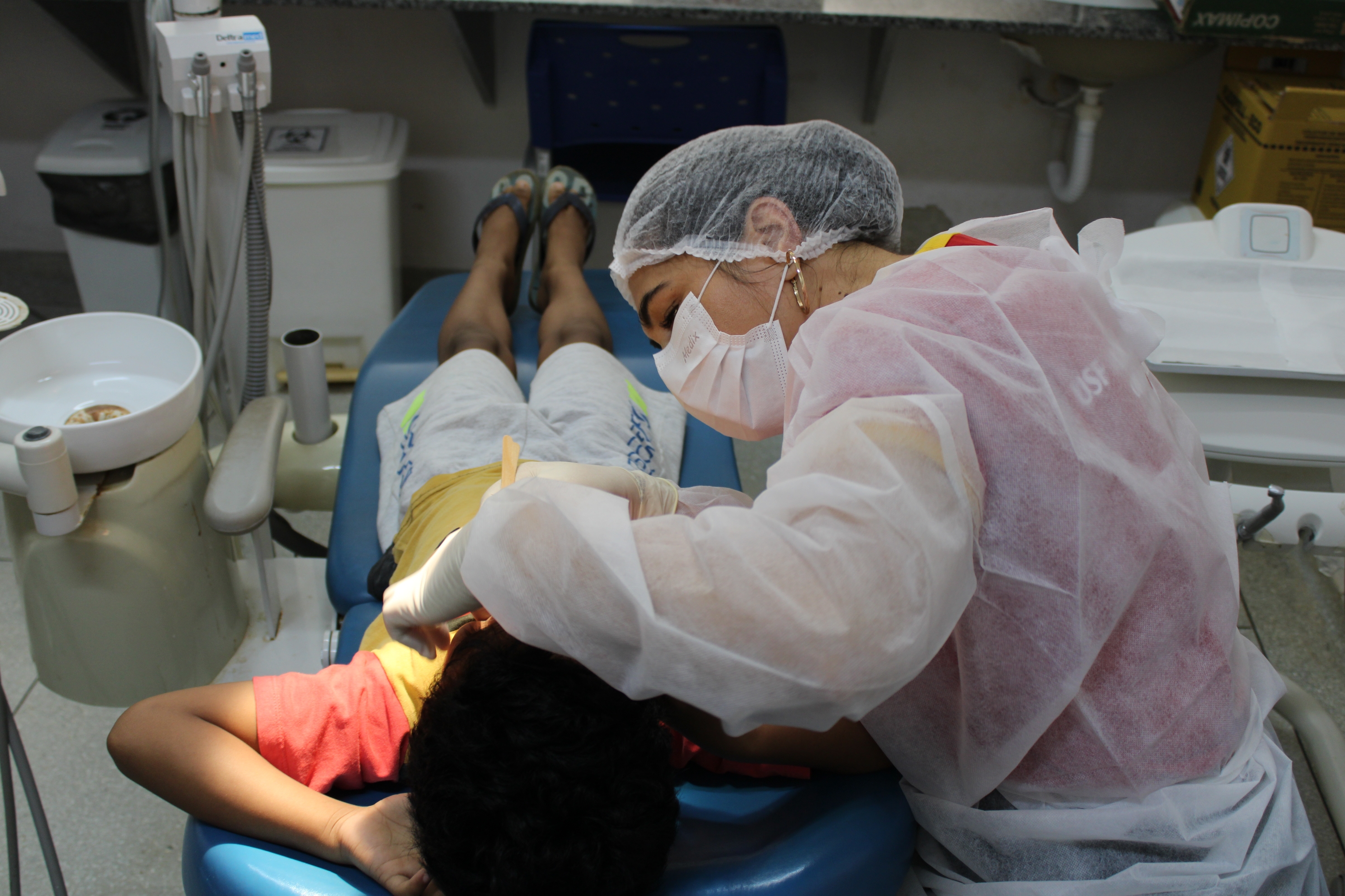 Ação coletiva em saúde bucal e cuidado individual em comemoração ao Dia Mundial da Saúde Bucal