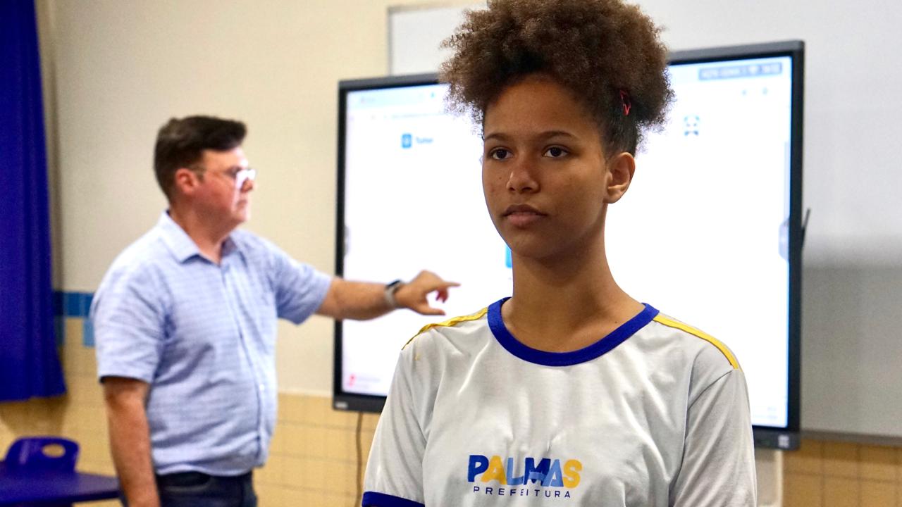 Maria Clara Rodrigues, aluna do 8º ano, relata que a plataforma interativa deixou  muito mais fácil entender as matérias - Foto: Pedro Barbosa