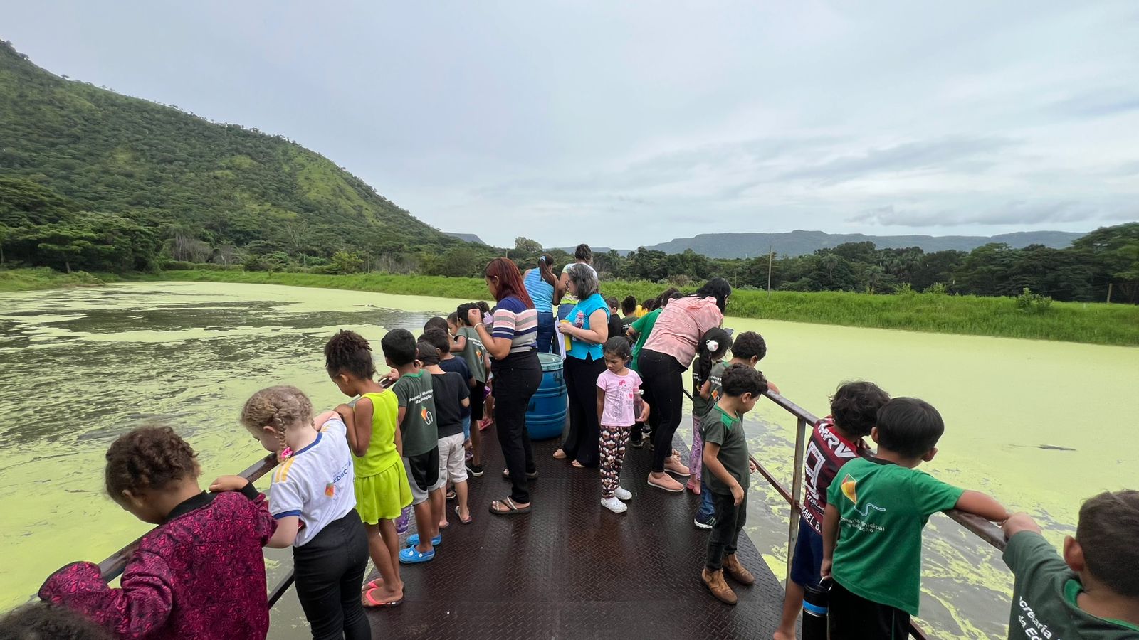 Visita dos alunos a uma chácara próxima à unidade escolar, onde são desenvolvidas atividades de criação de peixes em tanques
