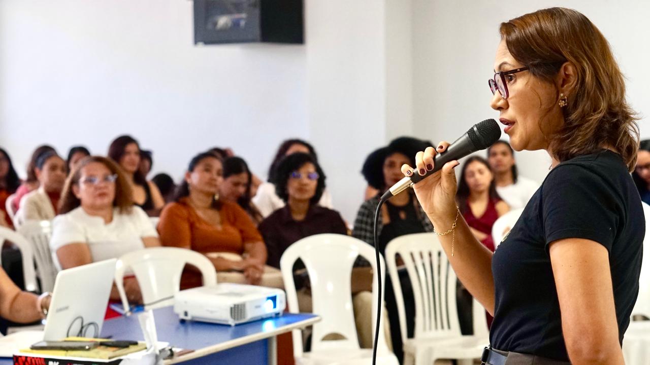 Qualificação foi ministrada pela servidora municipal e orientadora educacional Tatiana Martins -  Foto: Pedro Barbosa