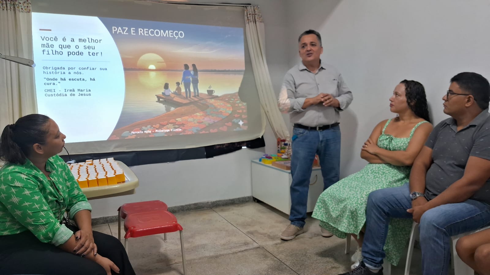 Psicólogo Marcelo Melo ministrou palestra durante café da manhã especial ofertado às famílias de crianças neurodivergentes