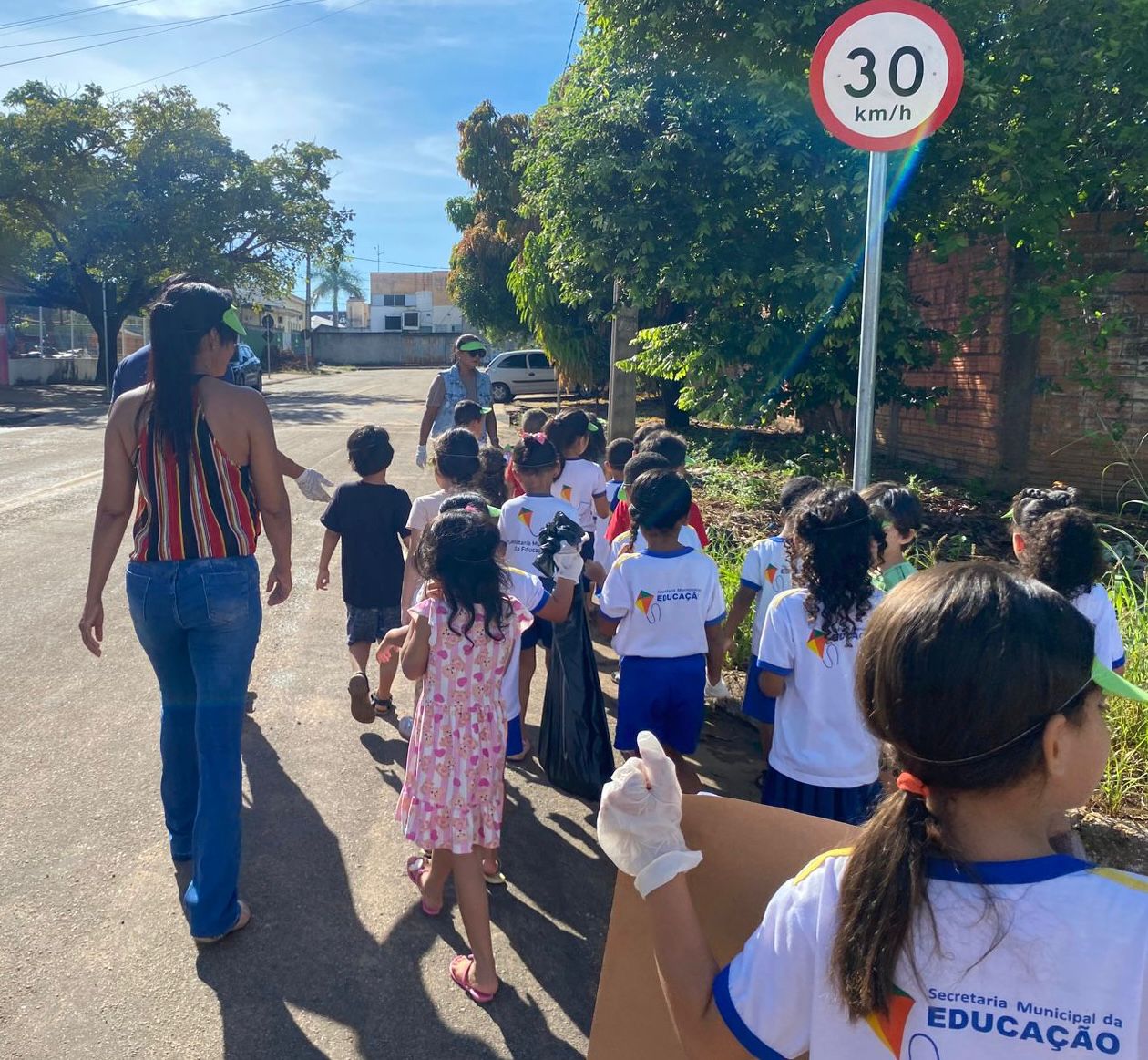Crianças percorreram os arredores do Cmei, levando mensagens de prevenção - Foto: divulgação