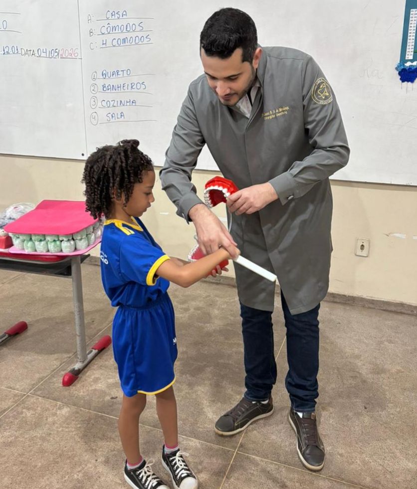 Uso da ludicidade para falar sobre importância das consultas regulares ao dentista e explicações sobre o desenvolvimento de cáries