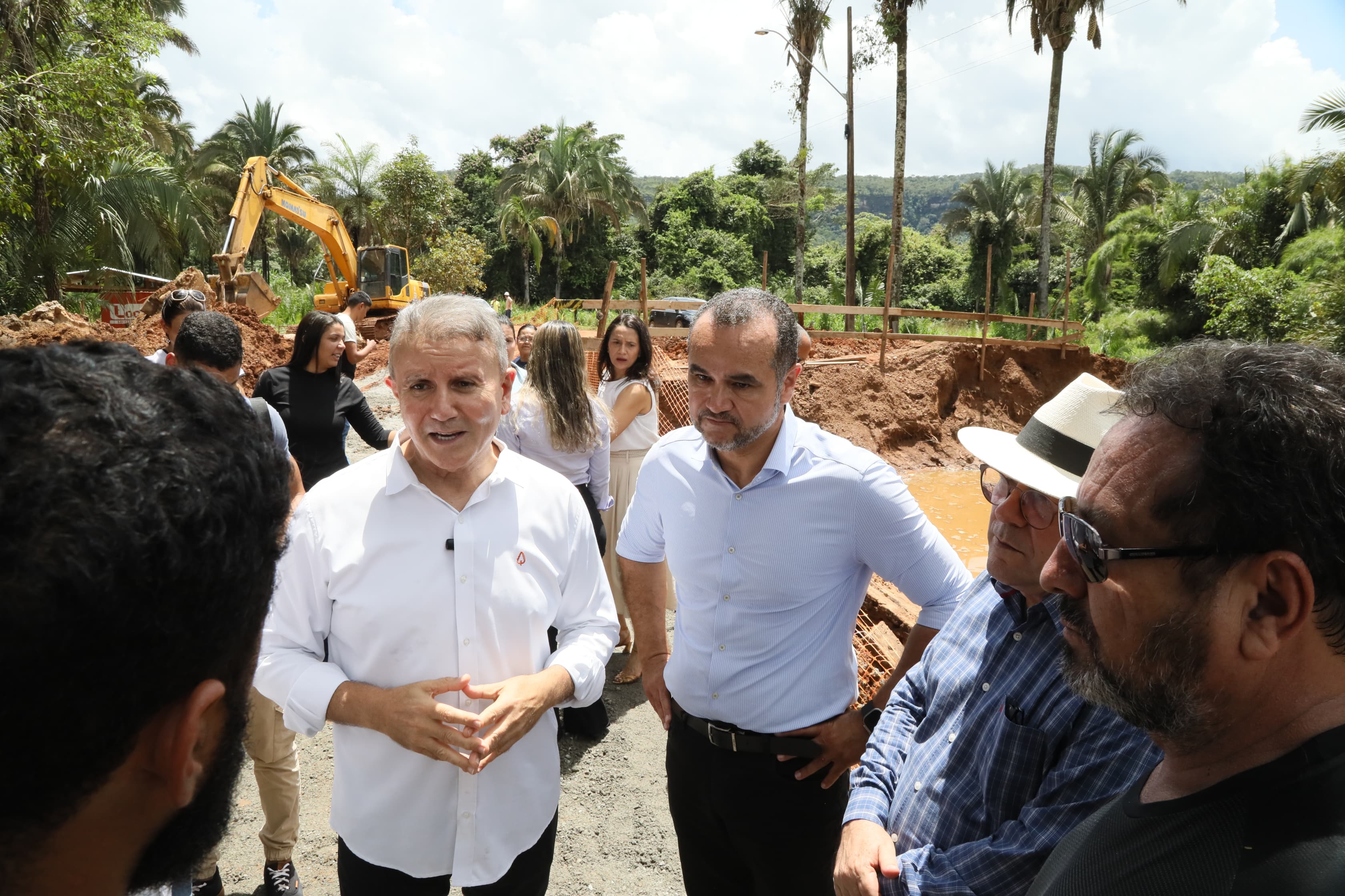 Prefeito de Palmas, Eduardo Siqueira Campos, em visita à obra de construção da ponte sobre o Ribeirão Taquaruçuzinho