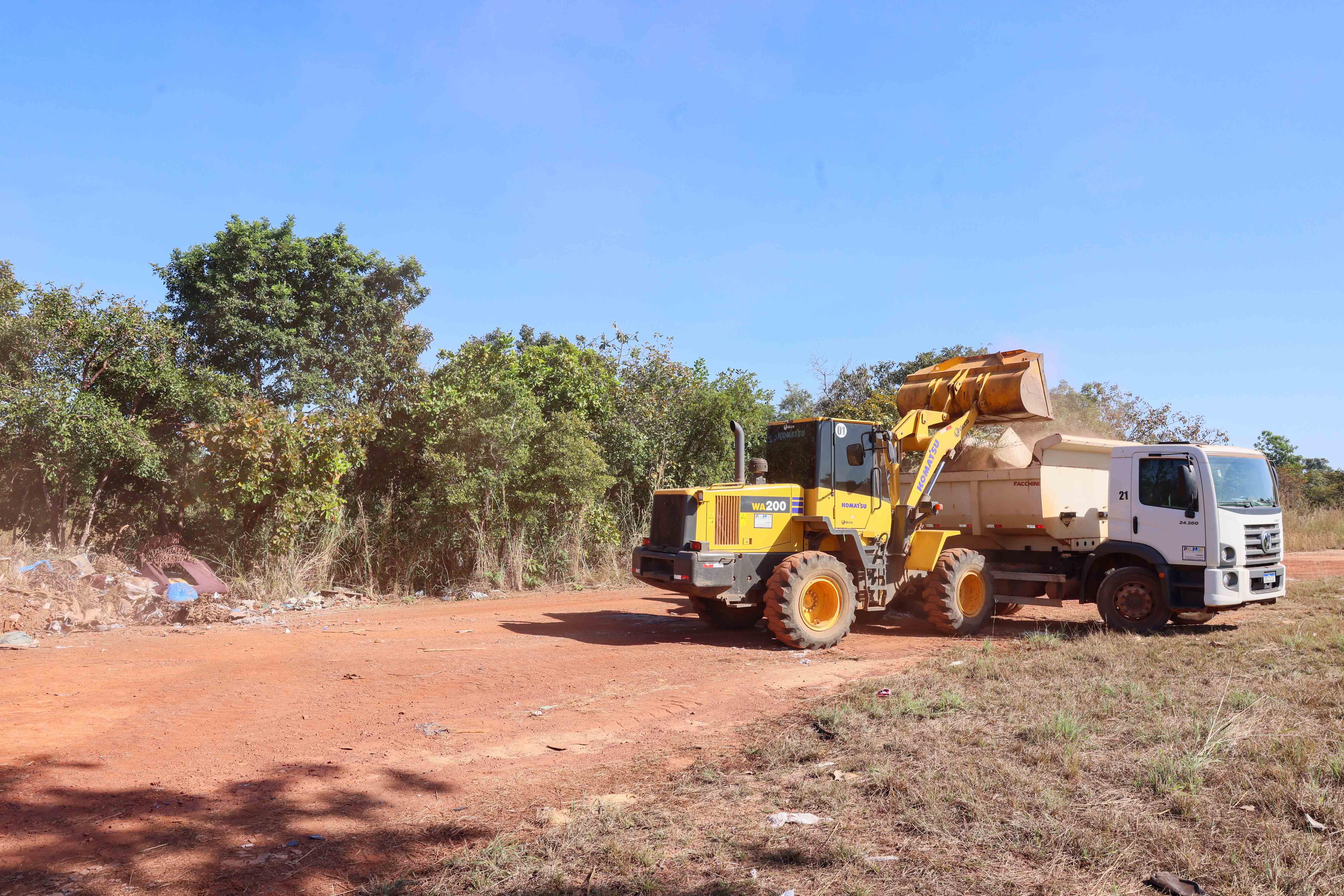 Placas de sinalização serão instaladas no local para orientar a população sobre a proibição do descarte irregular de lixo