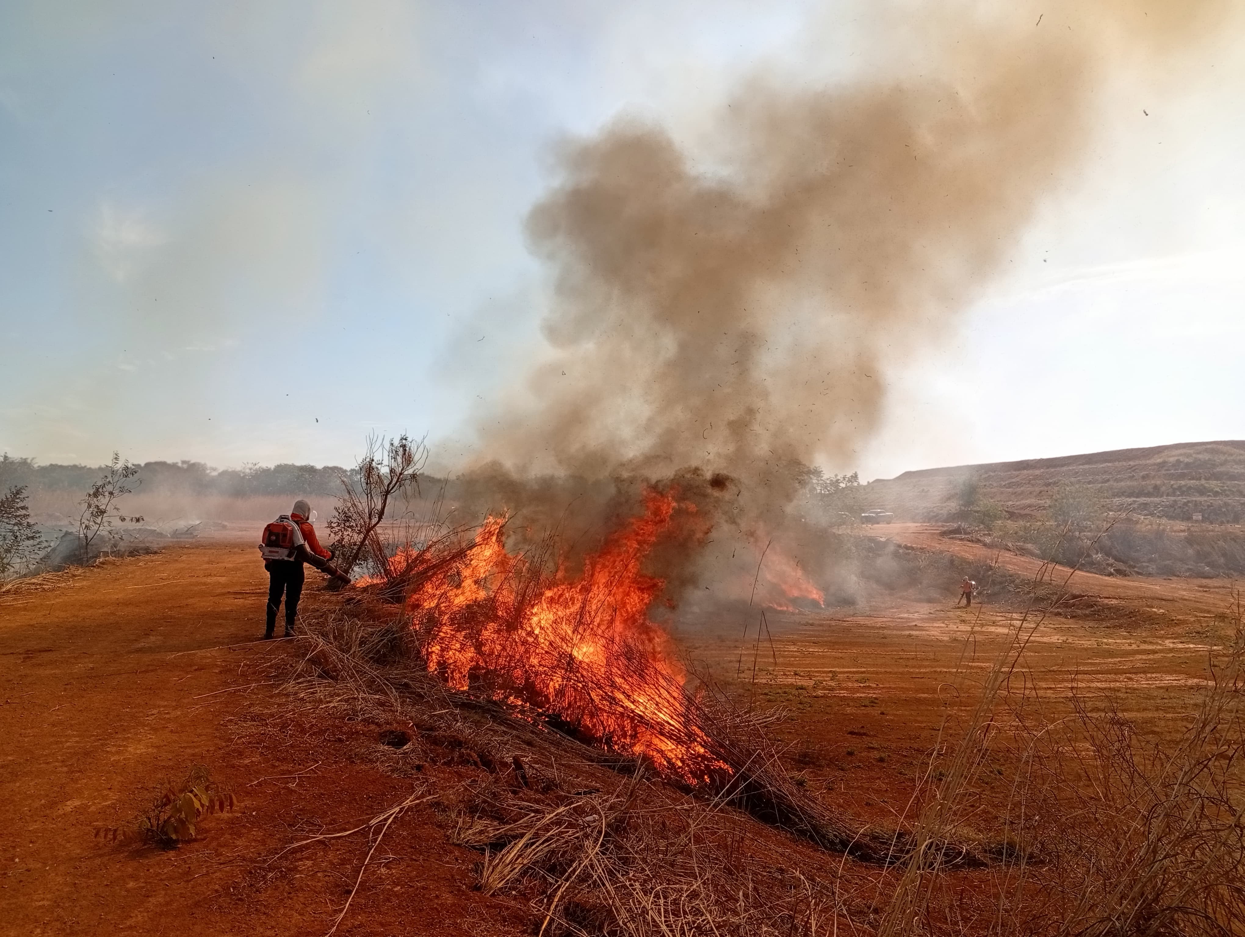 Defesa Civil combate foco de incêndio no aterro