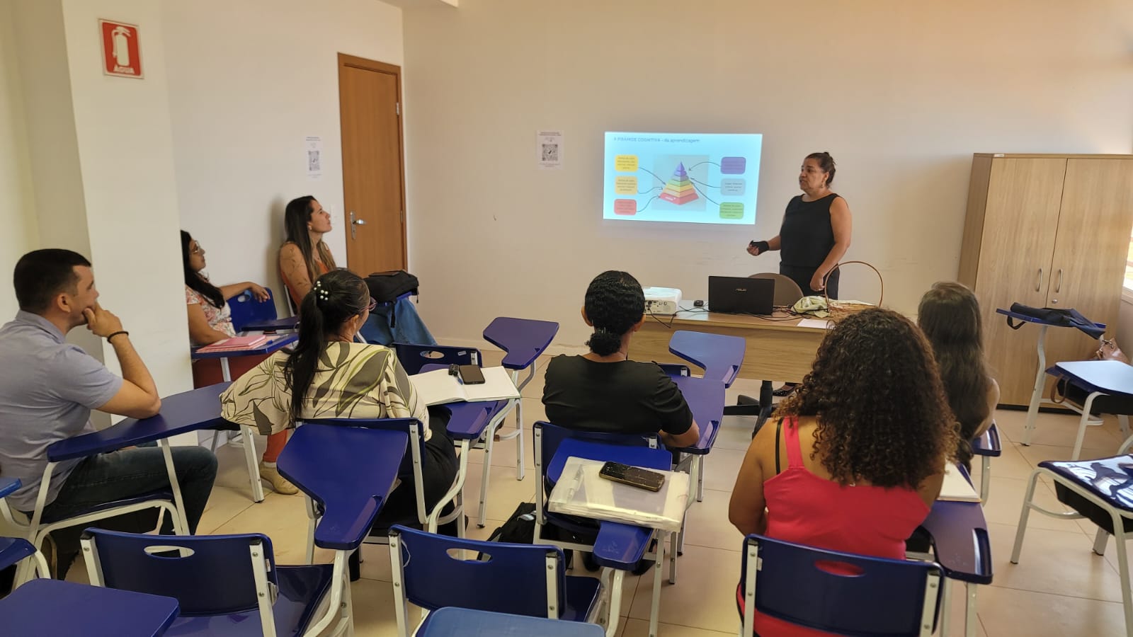 A técnica do setor de Currículo da Semed, Andreia Nunes, abordou o conceito e utilização da Taxonomia de Bloom como suporte para a elaboração das habilidades