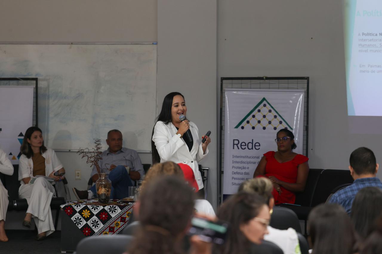 A superintendente de Proteção Social Especial da Semas, Marlucy Albuquerque, apresentando as ações do município voltadas para população em situação de rua da Capital