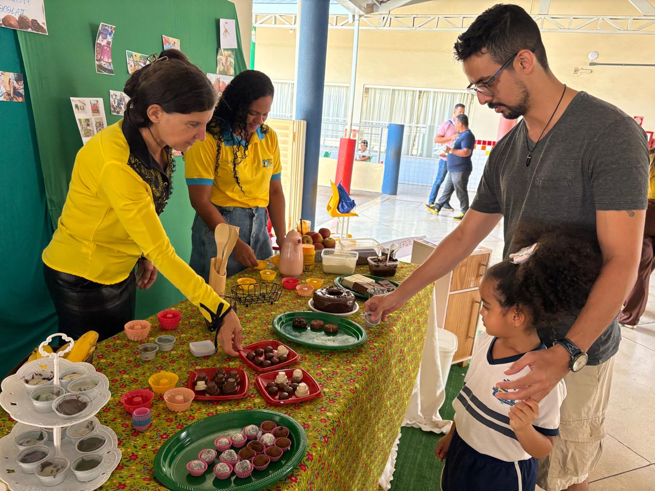 O servidor público Henryque Cerqueira, pai da pequena Maria Laura Goes Cerqueira, 5 anos, acompanhou filha durante a exposição