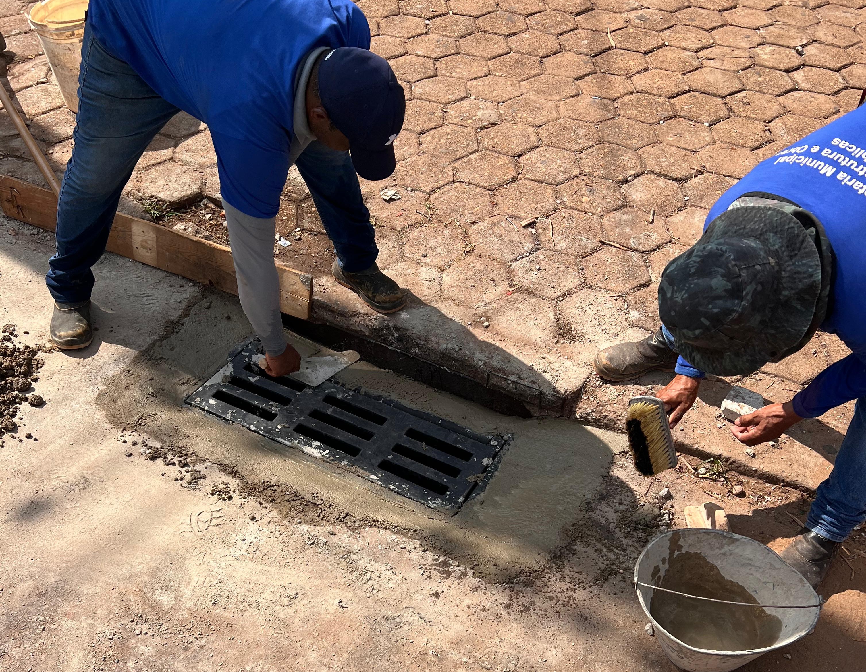 Instalação das novas grelhas na Arno 33 (307 Norte)