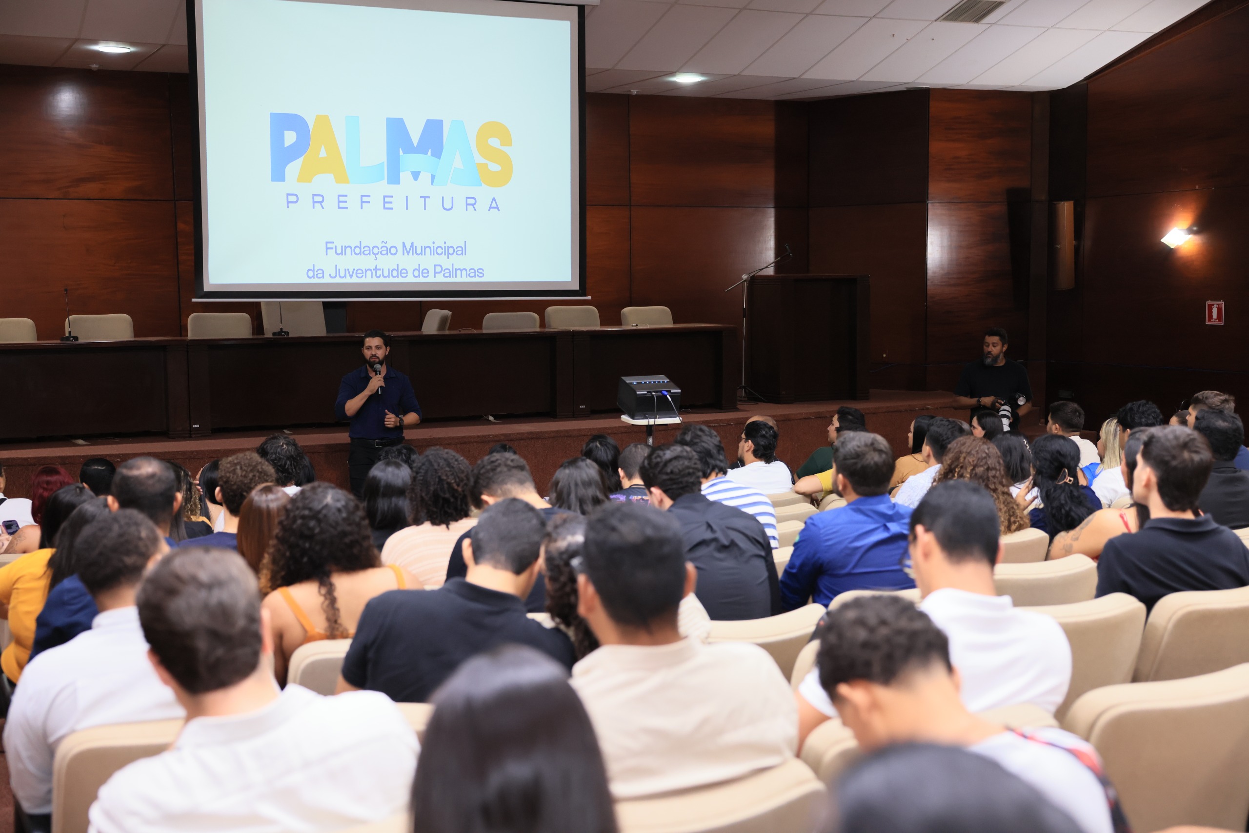 Auditório da OAB ficou lotado de jovens participantes dos cursos, familiares e convidados para a noite de celebração e reconhecimento 