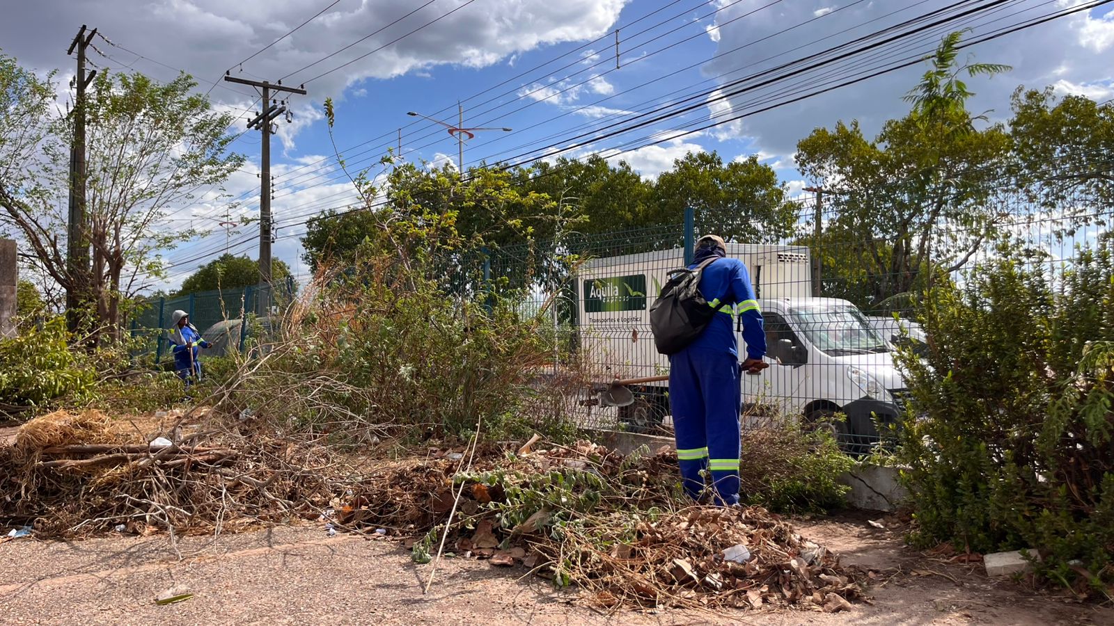 Capina, poda de galhos, varrição foram realizadas nas feiras da Capital. - Foto: Tainara Saraiva