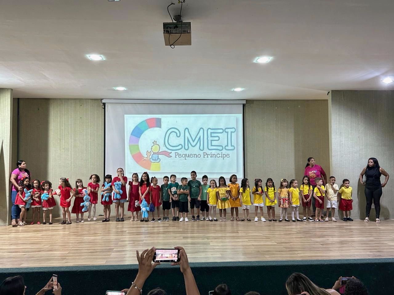 O Festival de Artes do Cmei Pequeno Príncipe foi celebrado com várias apresentações artísticas dos projetos realizados com as crianças ao longo do ano letivo de 2025