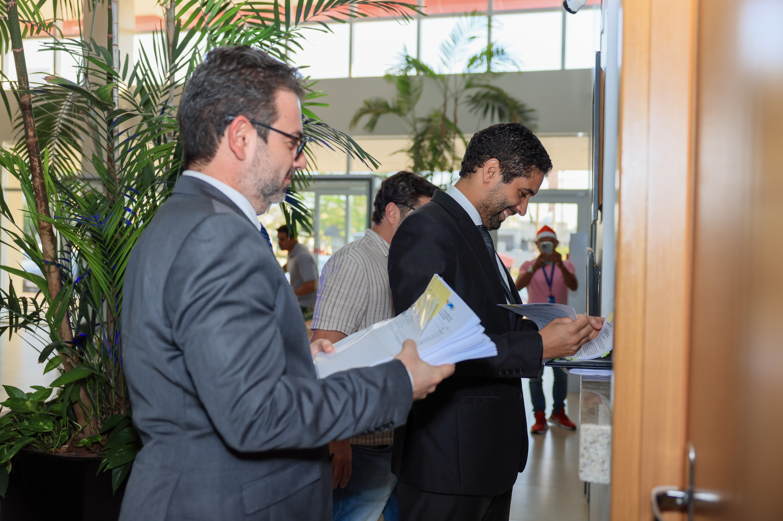 André Fagundes Cheguhem e Rolf Vidal protocolam PPA 2026/2029 e PLoa na Câmara Municipal