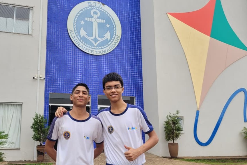Arthur e Miguel, alunos da ETI Almirante Tamandaré ficaram entre os 10 mil melhores do Brasil