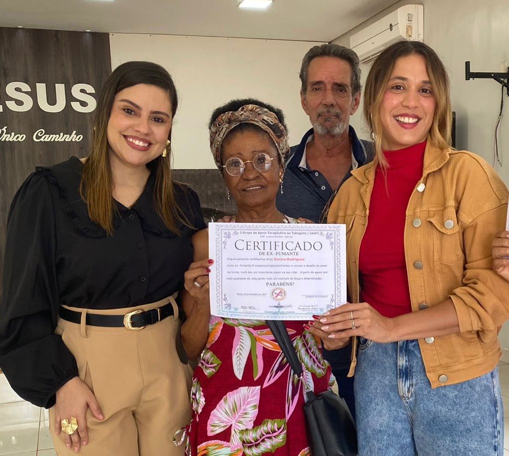 Após 56 anos tentando sozinha, dona Eunice Rodrigues agora é uma ex-fumante