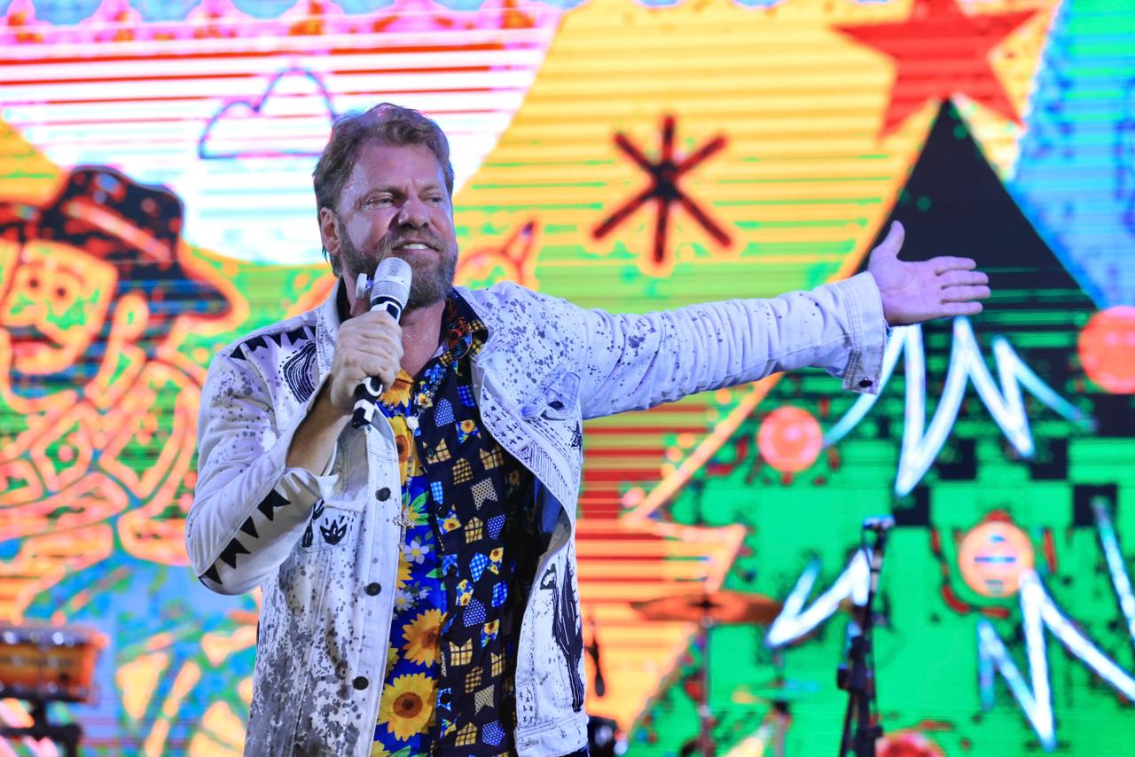 Repentista, poeta e ator nordestino Toinho Mendes durante apresentação no Parque Cesamar 