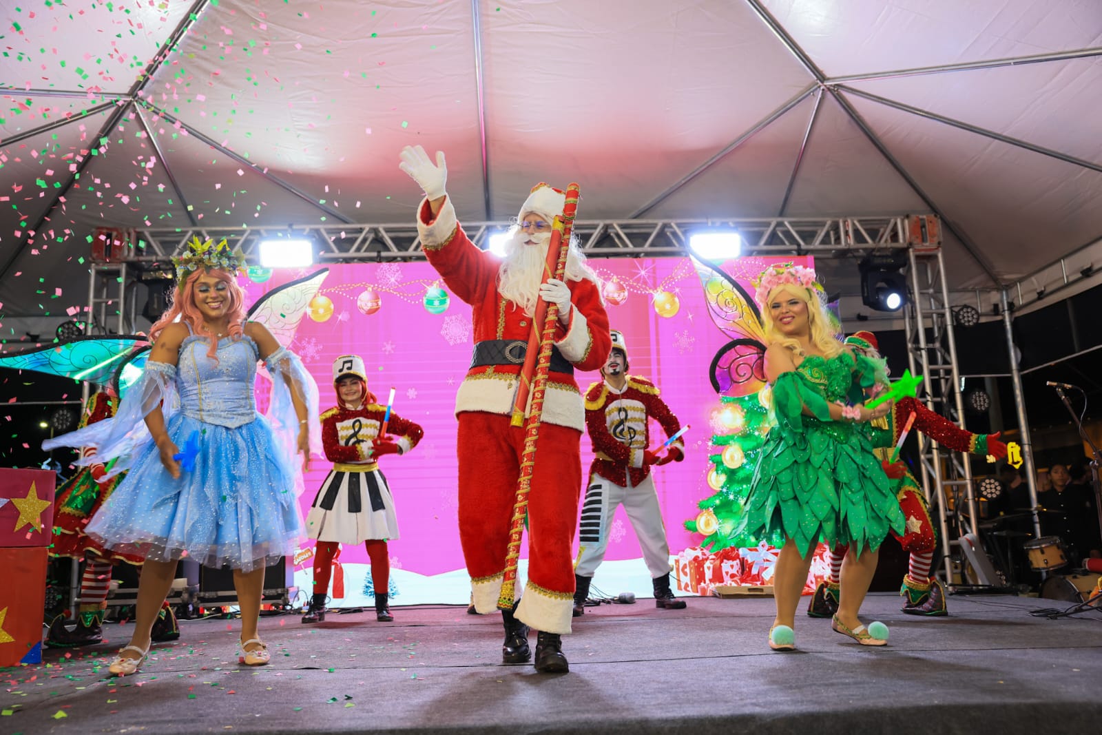Papai Noel chega para participar da festa e aumentar a alegria da criançada