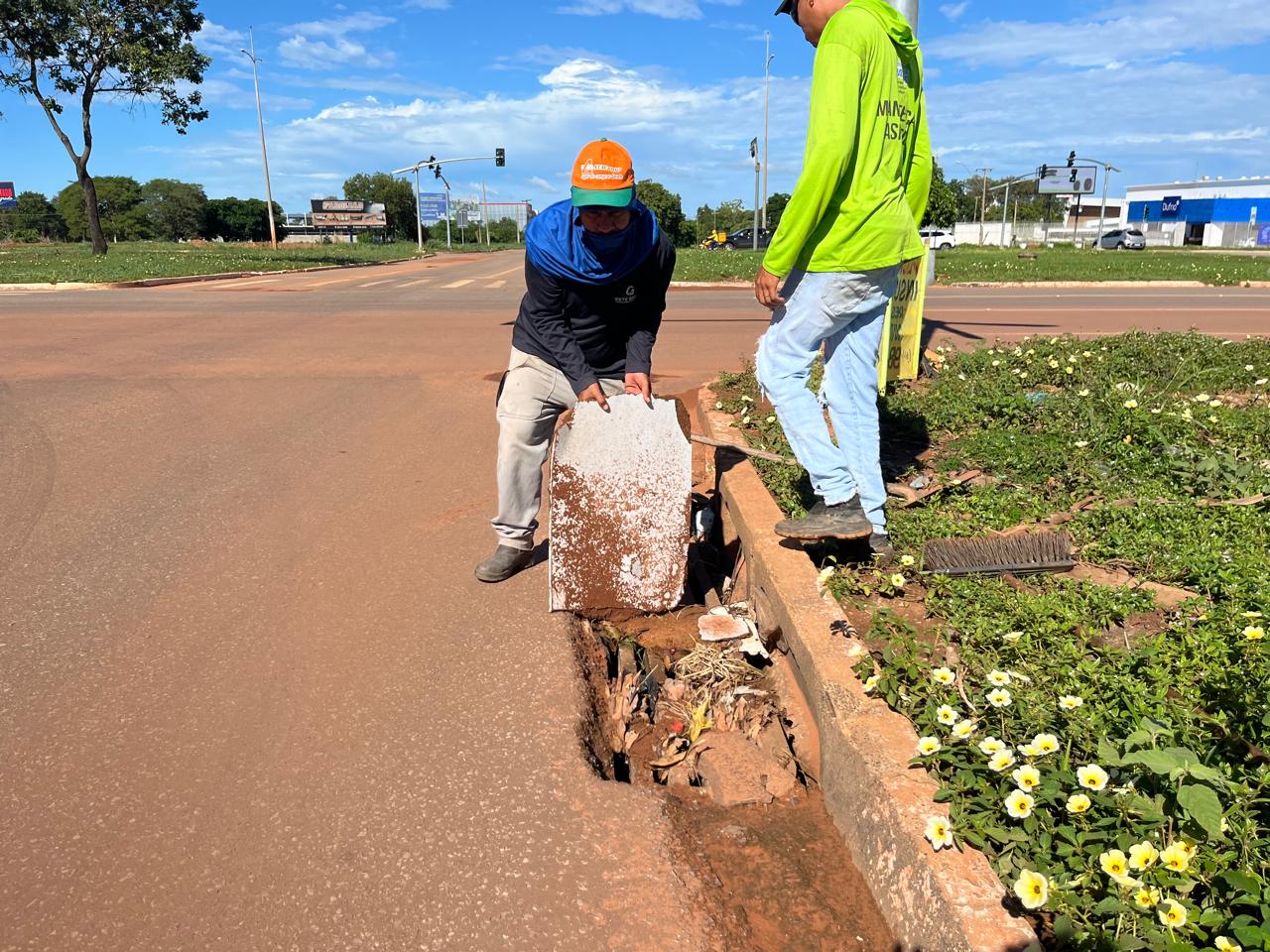 Na Avenida LO-19, equipes retiram restos de móveis na boca de lobo