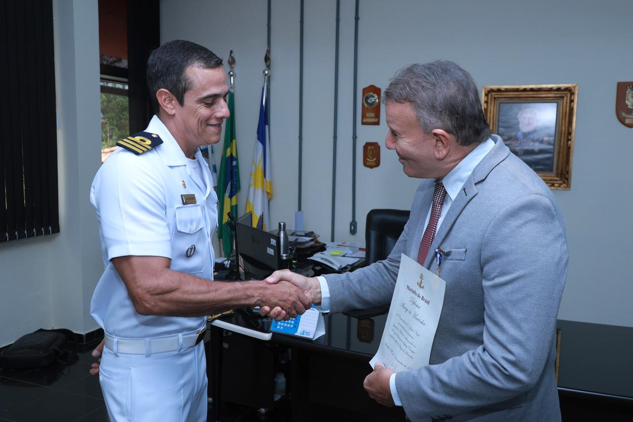 Prefeito de Palmas recebe Medalha Amigo da Marinha durante visita à Capitania Fluvial