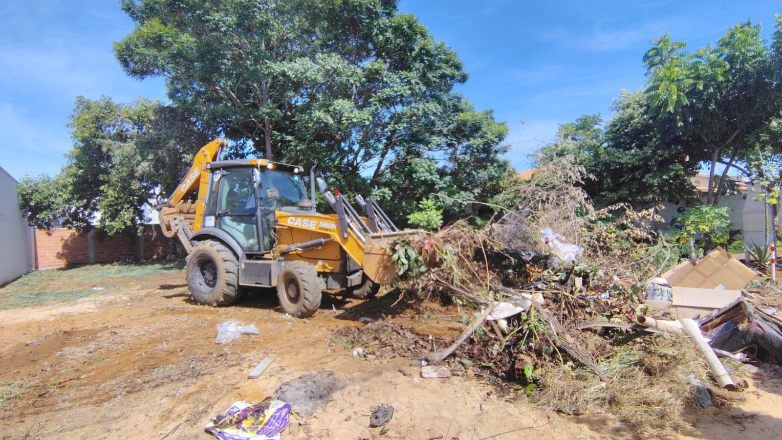 Prefeitura de Palmas realiza limpeza em área pública e mantém visitas contra a dengue na região norte