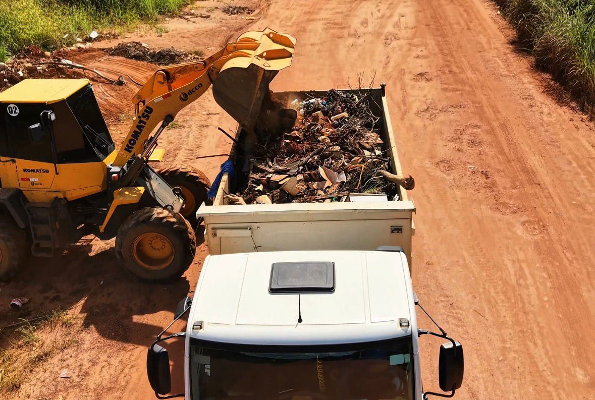 Prefeitura retira 40 caminhões de entulhos em força-tarefa de limpeza no acesso à Praia do Caju