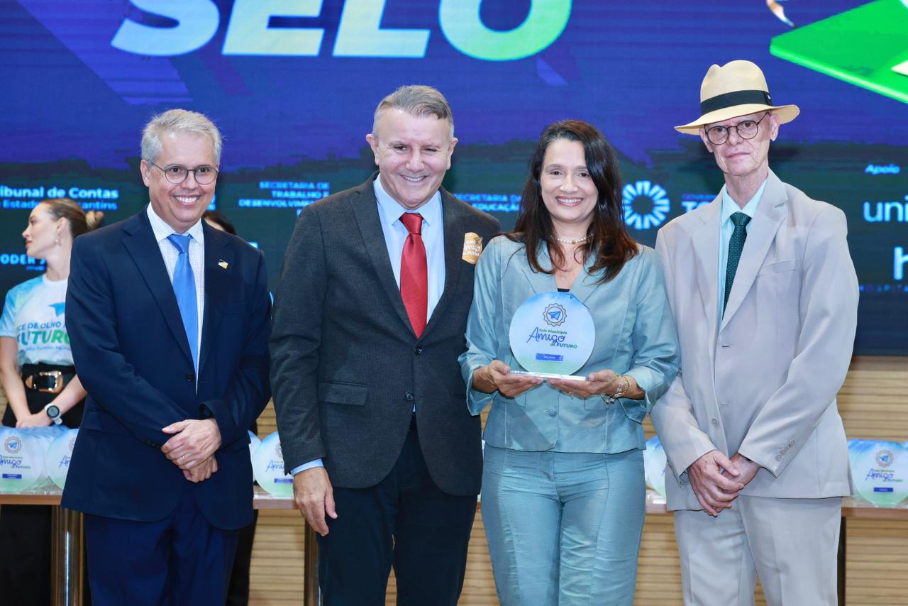 Ao receber Selo Município Amigo do Futuro, Eduardo Siqueira Campos destaca reconstrução das políticas sociais em Palmas