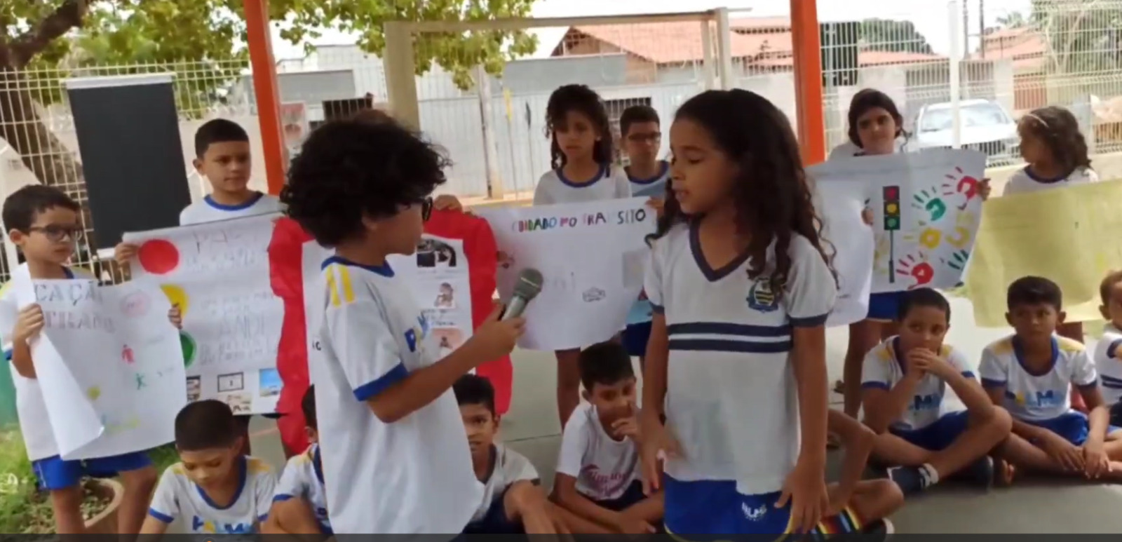 Estudantes do Ensino Fundamental desenvolvem ação cidadã sobre o trânsito no entorno da Escola Municipal Monteiro Lobato