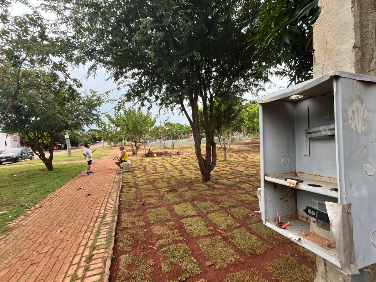 Cabos de rede de iluminação da Praça da Arno 42 são furtados quatro vezes nos últimos 60 dias