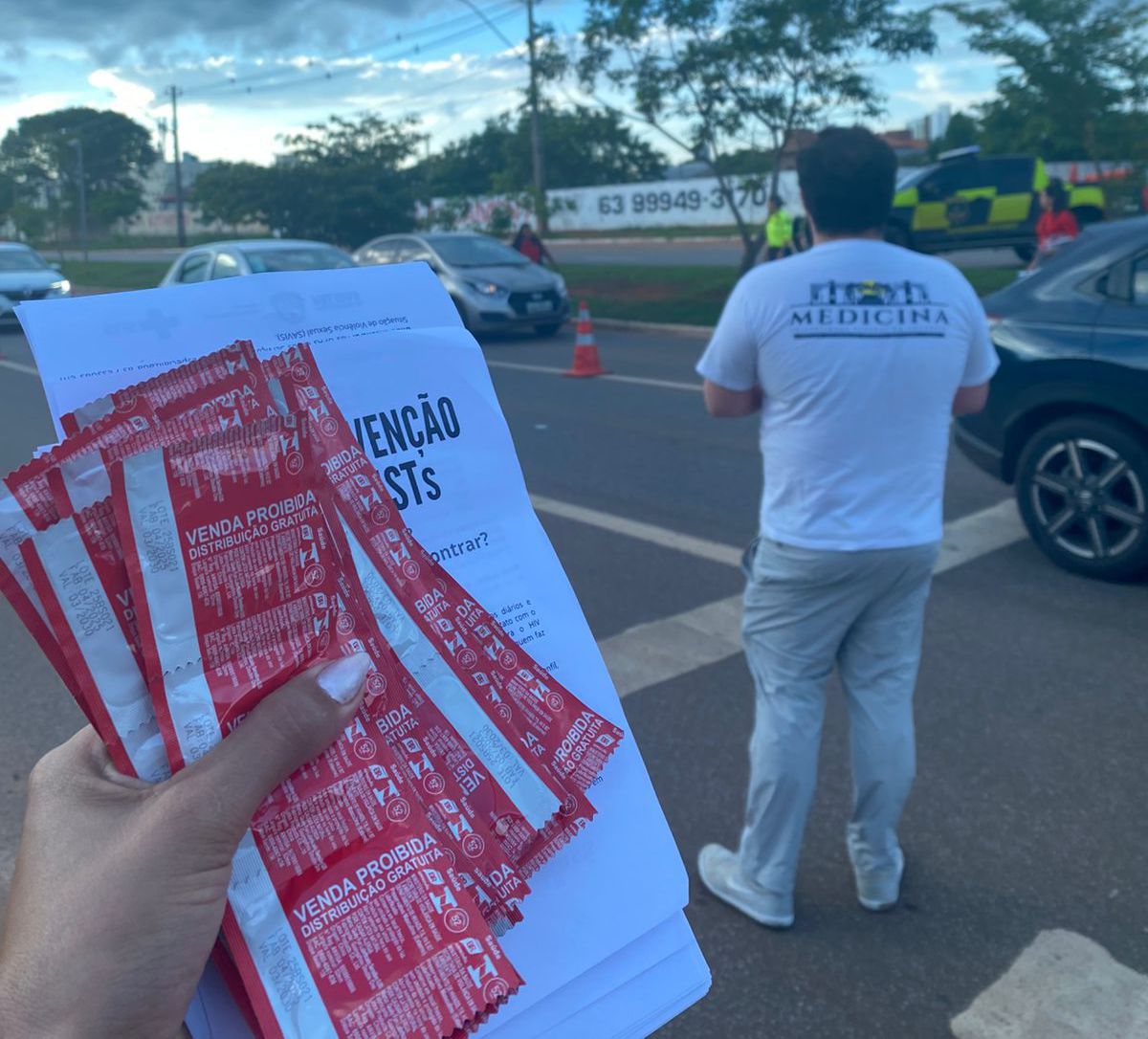 Blitz educativa da Unidade de Saúde Loiane Moreno reforça ações do Dezembro Vermelho na Capital