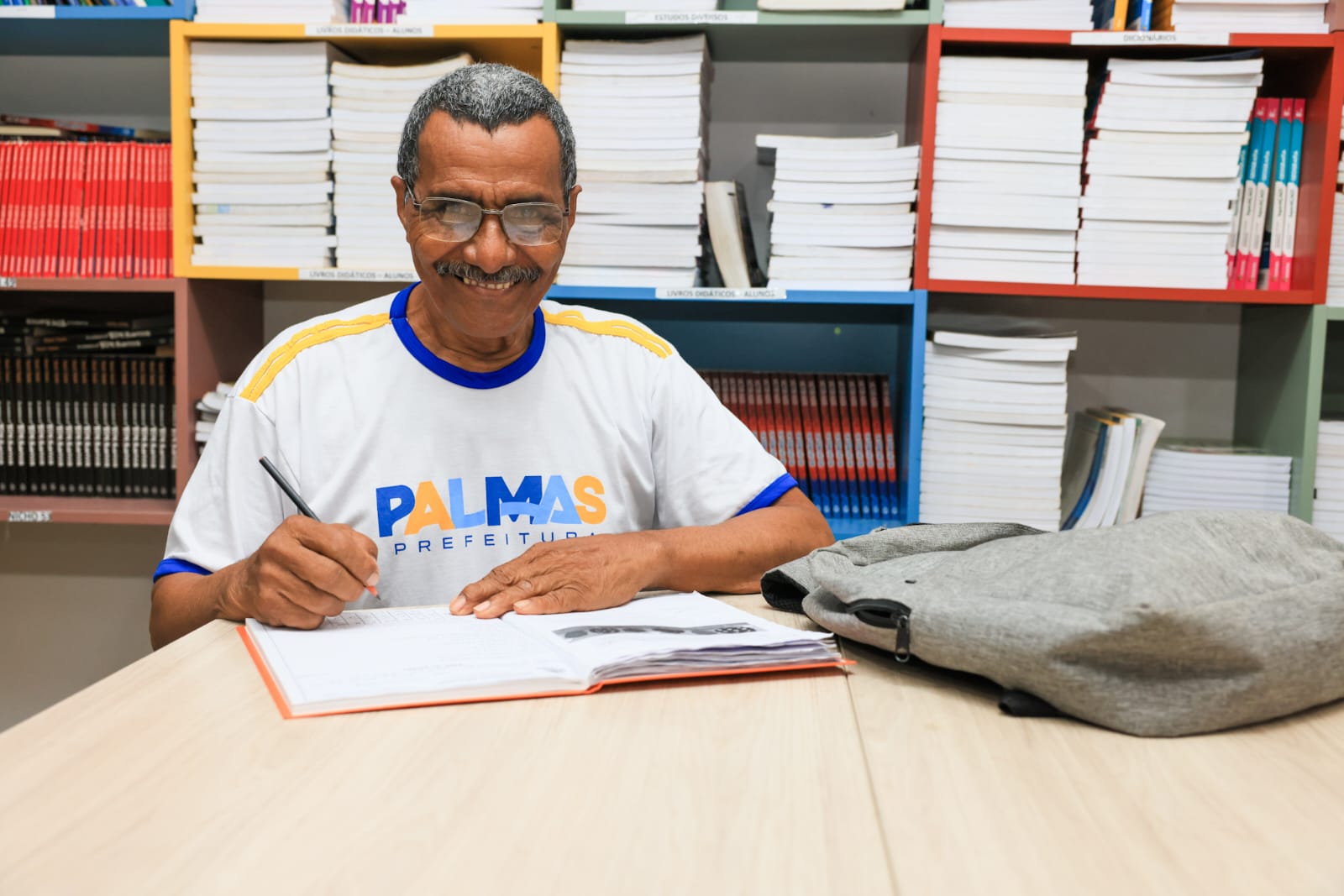 EJA Palmas: aos 70 anos, aposentado realiza sonho de estudar pela primeira vez