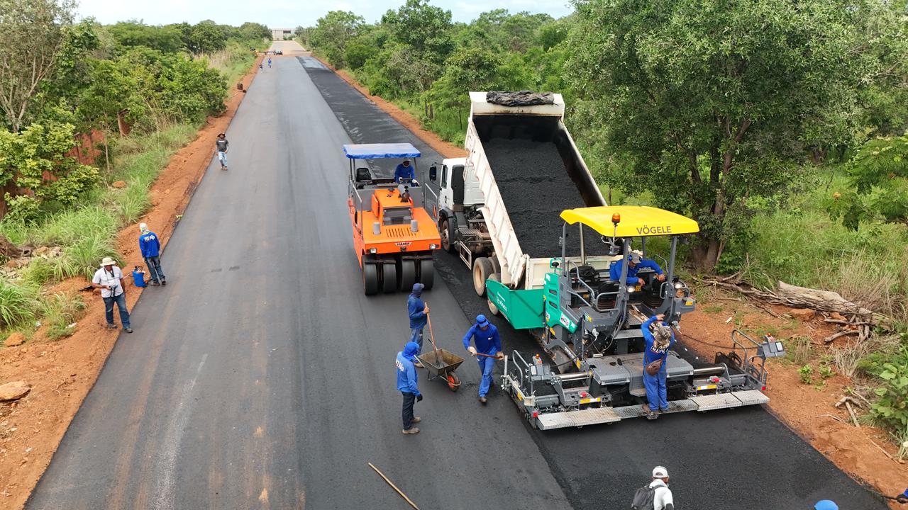 Prefeitura de Palmas mantém ritmo em obras de pavimentação nas regiões norte e sul da Capital